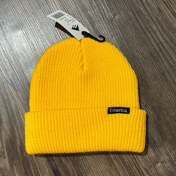 NWT Emerica cuff beanie/toque - Picture 1 of 2